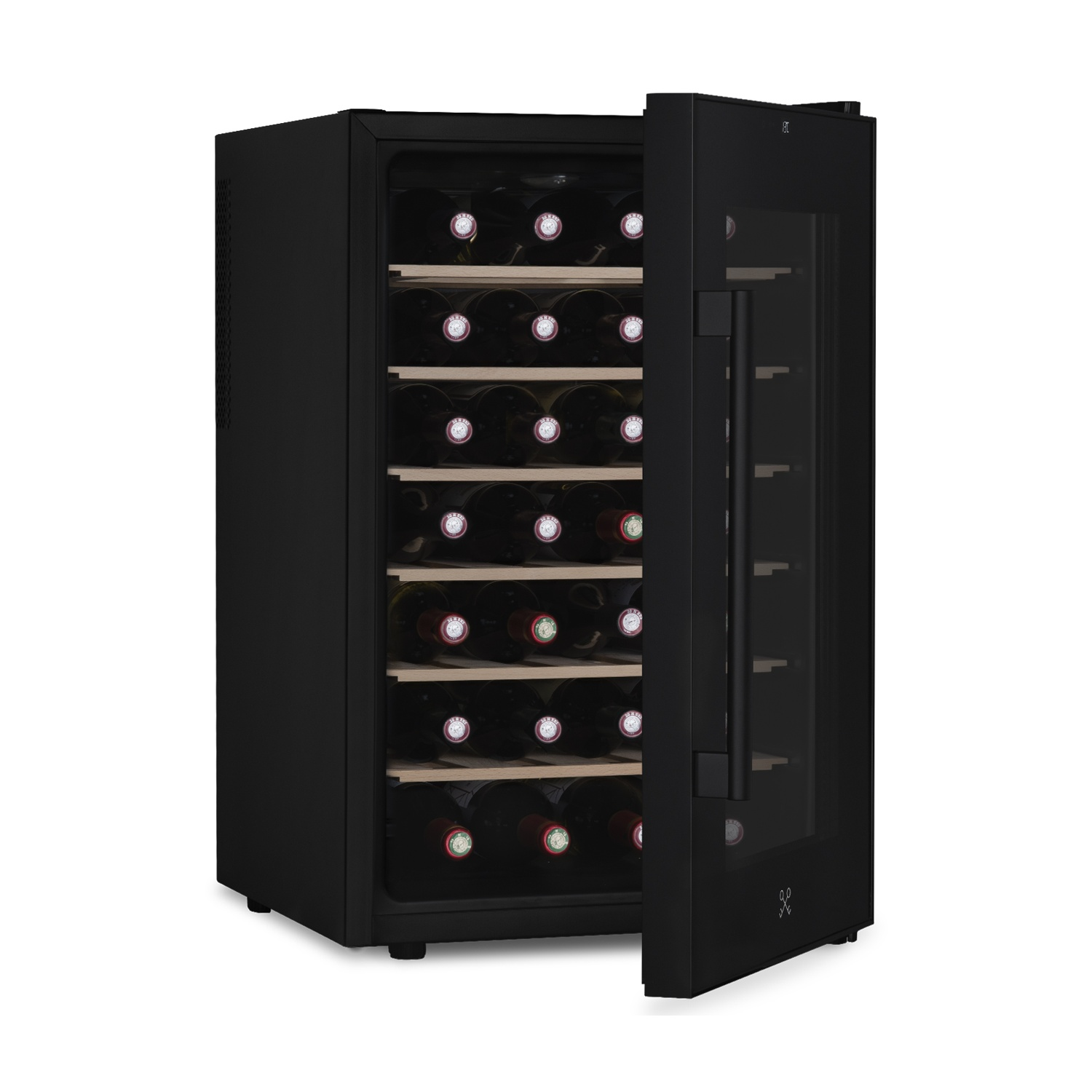 Una cantinetta nera con porta a vetri aperta, che rivela ripiani di bottiglie di vino. Lo sfondo è bianco.