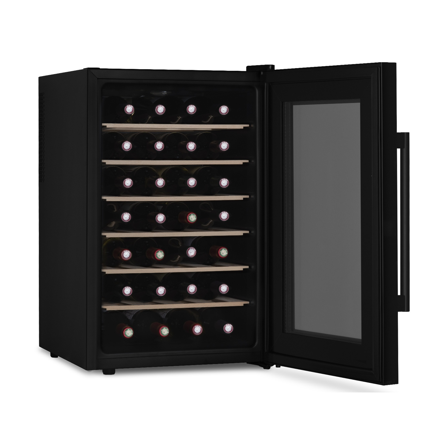 Cantinetta nera, porta socchiusa, piena di bottiglie di vino su ripiani in legno. Porta a vetro e maniglia nera visibili.