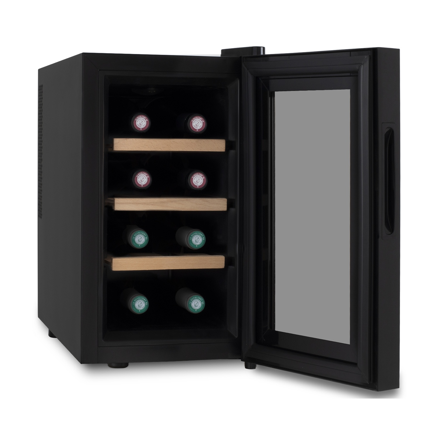 Un refrigeratore per vino nero con la porta aperta, che rivela ripiani in legno e bottiglie di vino. La porta ha un pannello di vetro.