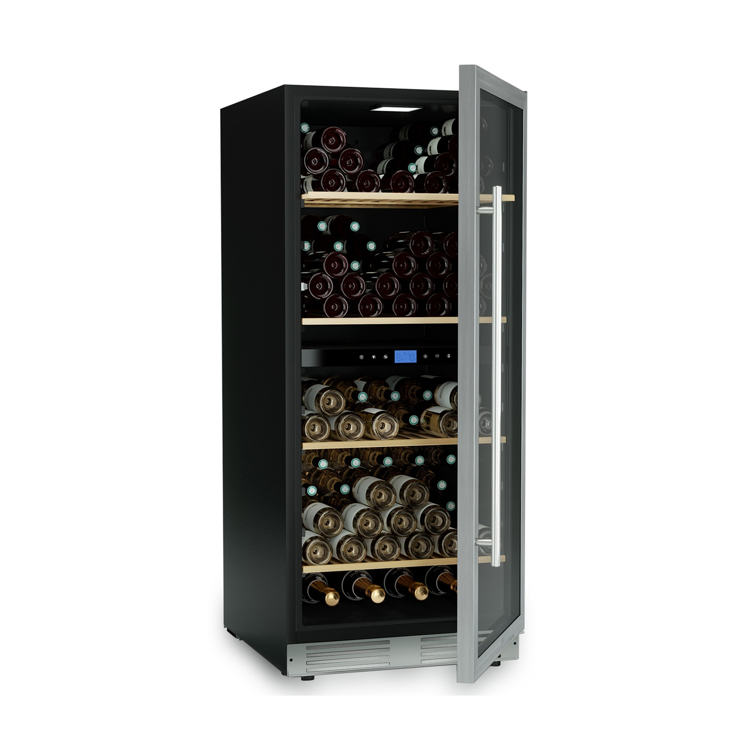 Un refrigeratore per vino nero con porta a vetri aperta, che mostra più ripiani pieni di bottiglie di vino di vari colori.