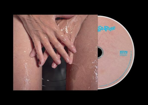 Hände mit Wassertropfen berühren ein schwarzes Objekt. Rechts befindet sich eine CD mit dem Text So Rude.