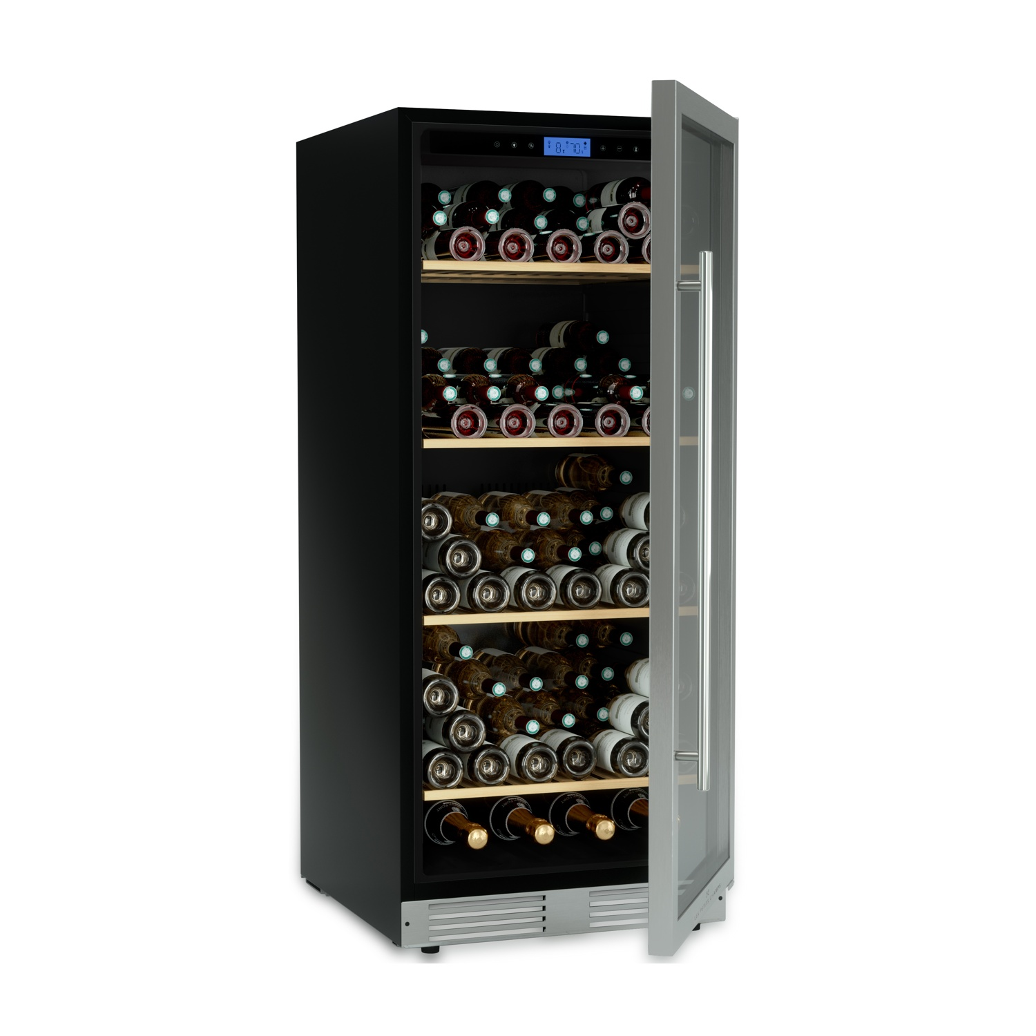 Un refrigeratore per vino nero con una porta a vetri aperta, che mostra diverse bottiglie di vino su scaffali di legno. Il refrigeratore ha un display digitale.
