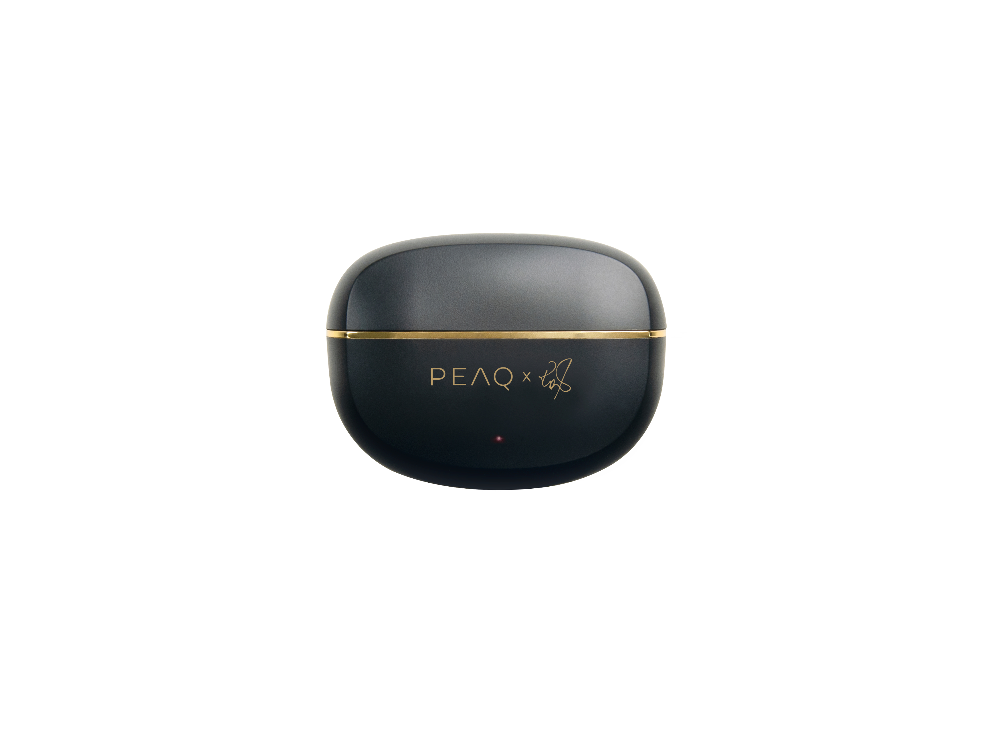 Eine schwarze, ovale Ohrhörerhülle mit goldfarbenem Rand. Auf der Hülle steht "PEAQ" und ein Logo, vor weißem Hintergrund.