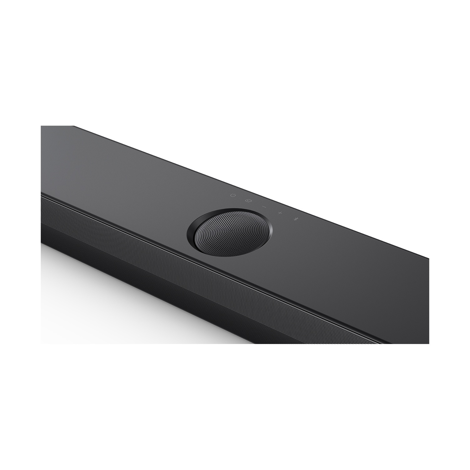 Primo piano di una soundbar nera. Al centro un altoparlante rotondo, in alto sono visibili i pulsanti di accensione e volume.
