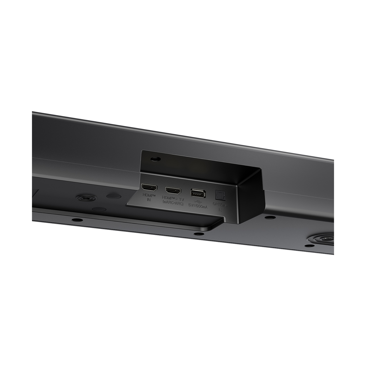 Primo piano del retro di una soundbar nera, che mostra le porte HDMI, USB e ottiche. La soundbar è su una superficie bianca.