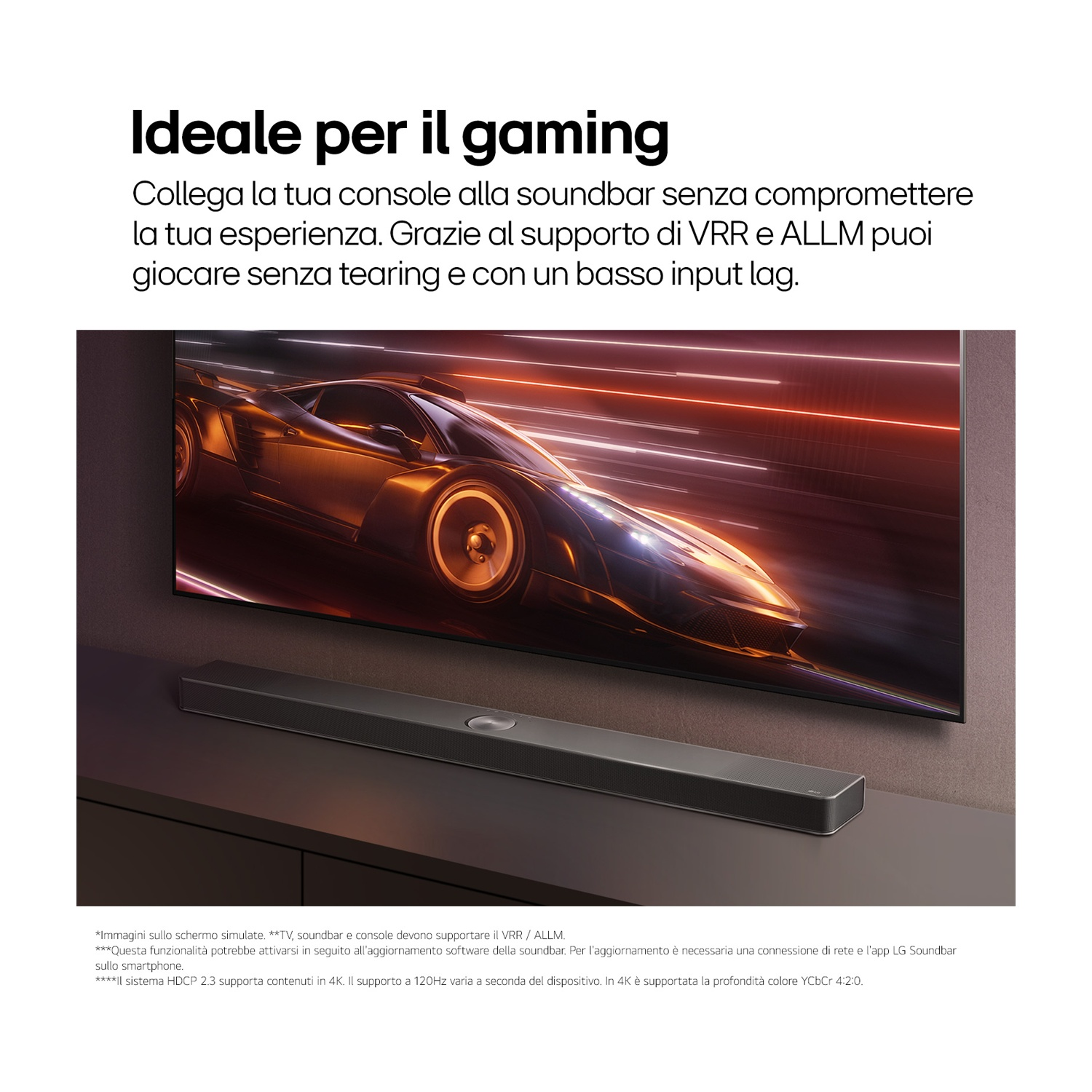 Una soundbar elegante sotto una TV che mostra un'auto da corsa. Testo: 'Ideale per il gaming' e dettagli del prodotto.
