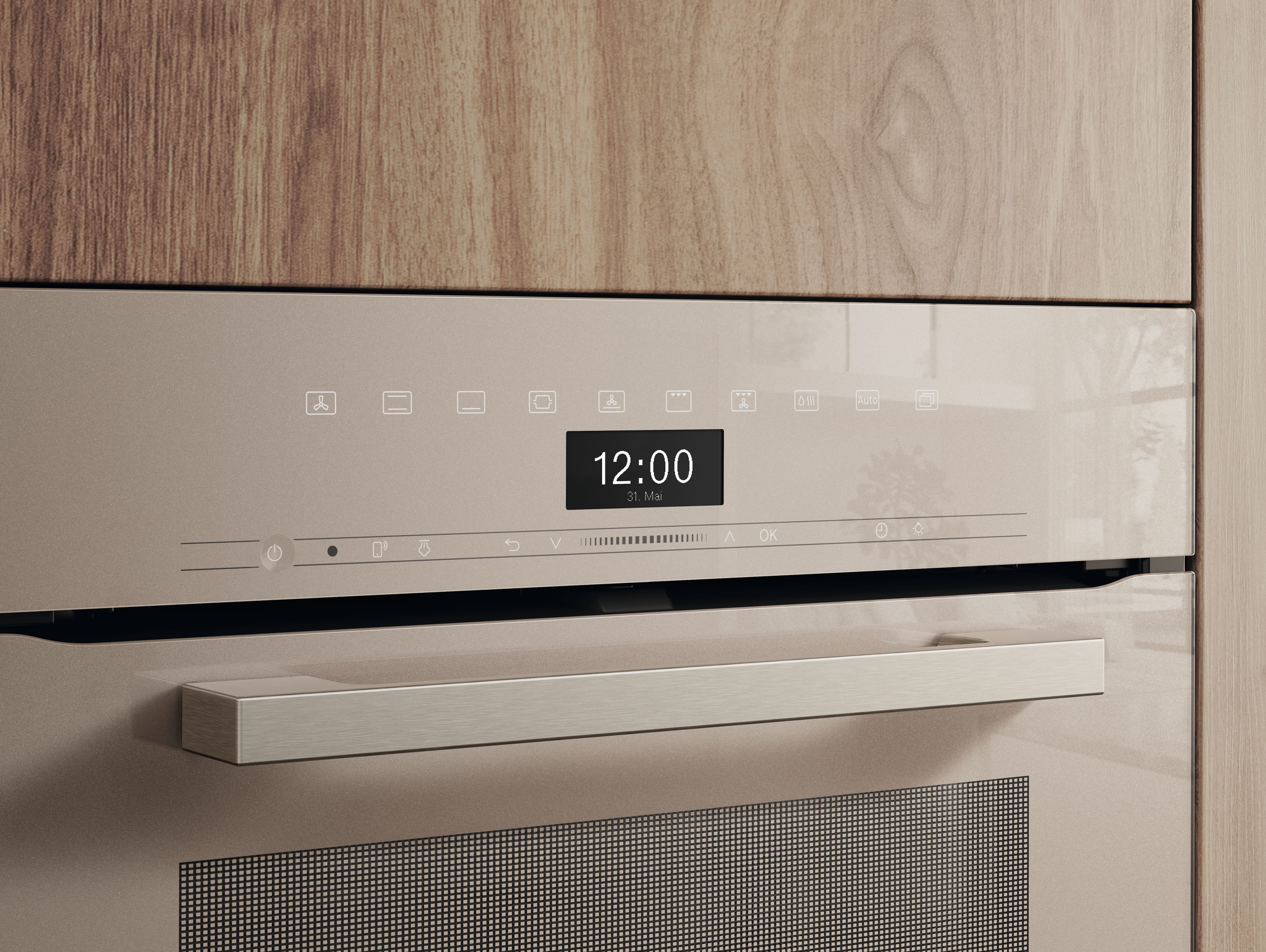 Ofen mit Digitalanzeige mit 12:00 Uhr. Der Ofen ist beige mit einem silbernen Griff. Holzschränke sind oben und an der Seite.