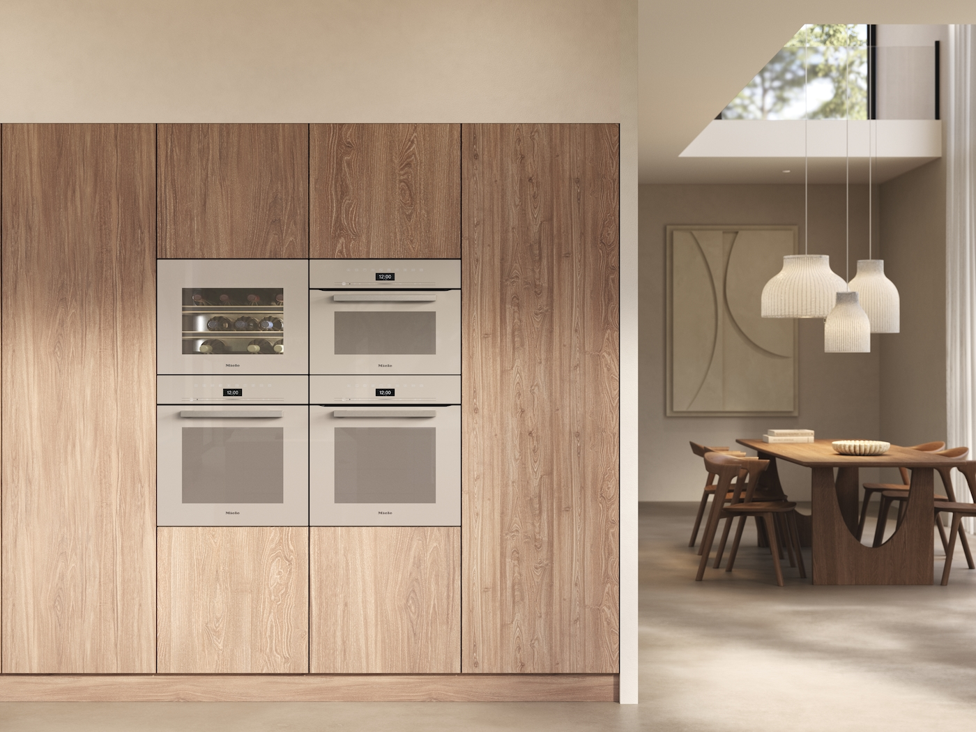 Eine moderne Küche mit Holzschränken, Einbauöfen und einem Weinkühler. Ein Essbereich mit Tisch und Stühlen ist sichtbar.