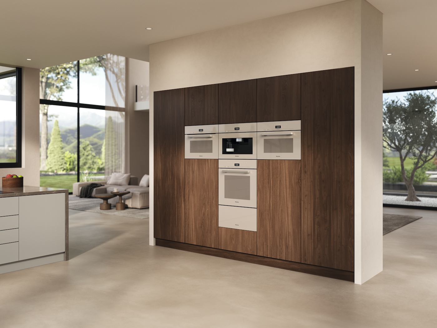 Moderne Küche mit Einbaugeräten auf einer Holztafel. Wohnzimmer mit Sofa und Blick ins Freie durch große Fenster.