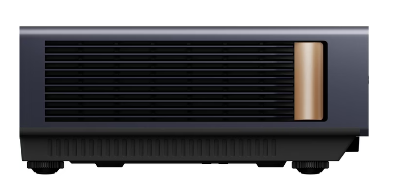 Projektor z ciemnoszarą obudową, czarną kratką i brązowym panelem bocznym. Posiada dwie czarne, regulowane nóżki.