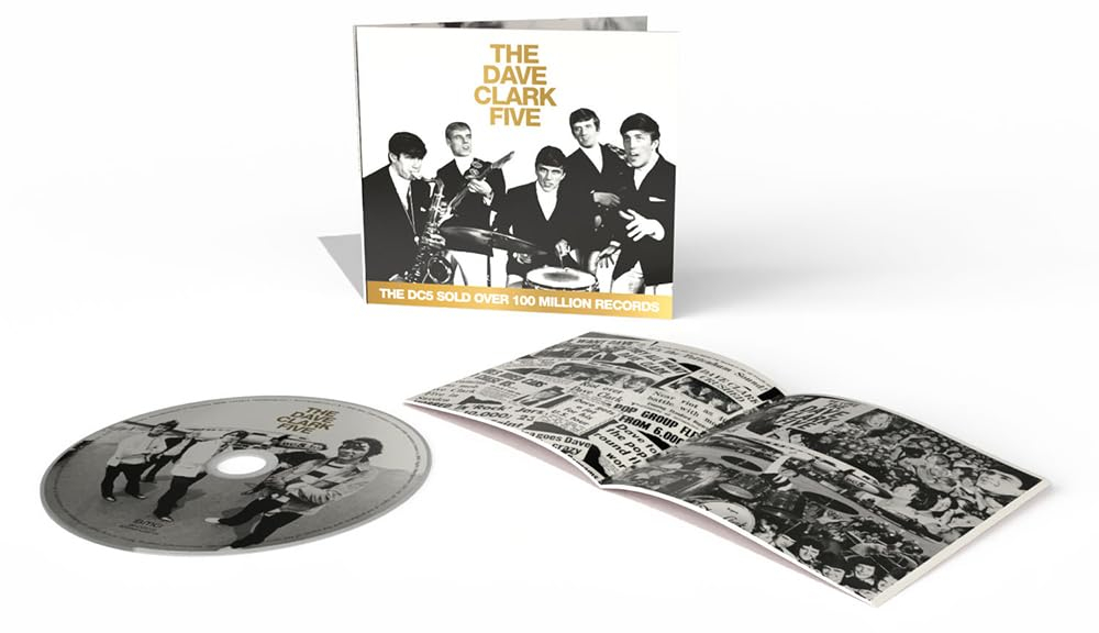 A The Dave Clark Five CD készlet. CD-t, füzetet és albumborítót tartalmaz. A zenekar fekete-fehér képe és szöveg a borítón.
