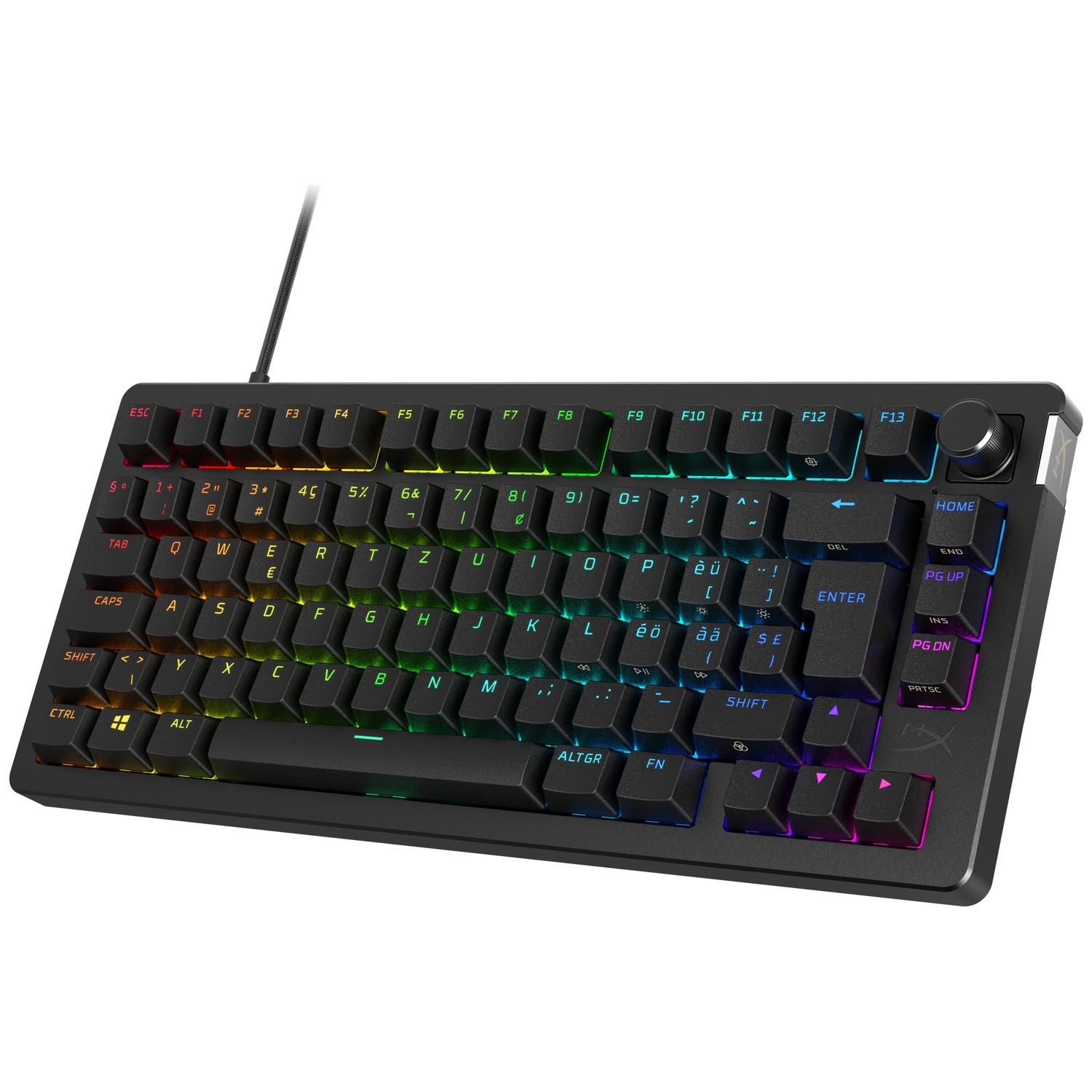 Clavier de jeu noir avec éclairage RVB. Les touches sont étiquetées avec des lettres et des symboles blancs. Un câble relie le clavier.