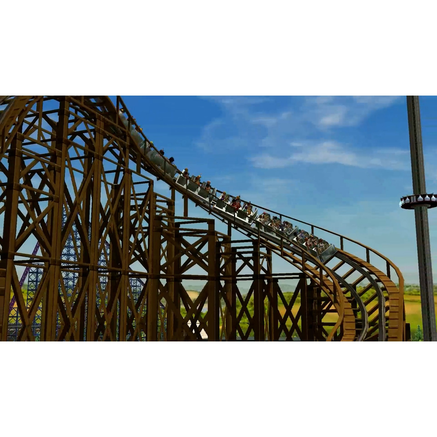 Een houten achtbaan beklimt een heuvel met een trein mensen. De lucht is blauw met wolken, met een hoge toren op de achtergrond.