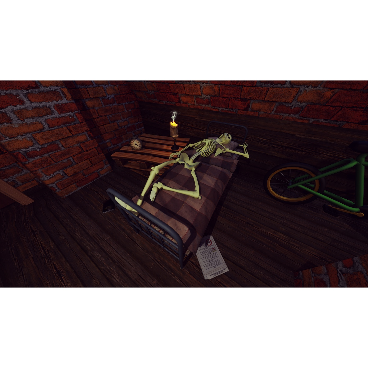 Een skelet ligt op een bed in een kamer met bakstenen muren. Een kaars brandt op een nachtkastje, een fietswiel is zichtbaar.