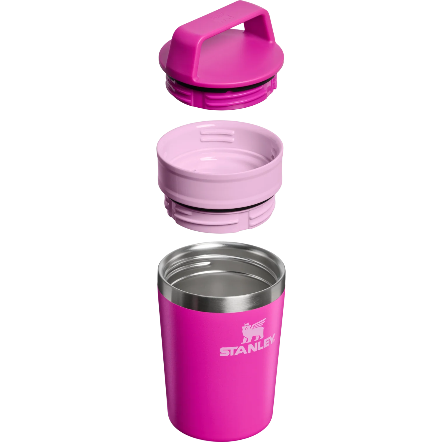Pembe Stanley bardağı sökülmüş: kapak, orta kısım ve bardak. Siyah arka plan. Bardakta Stanley logosu.