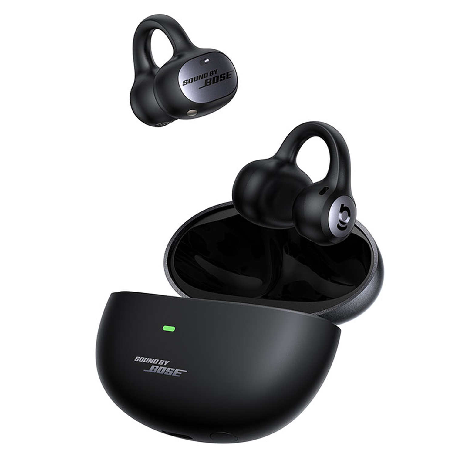 Auriculares Bose negros en un estuche de carga abierto. Un auricular está separado. Luz verde en el estuche. 'Sound by Bose' es visible.
