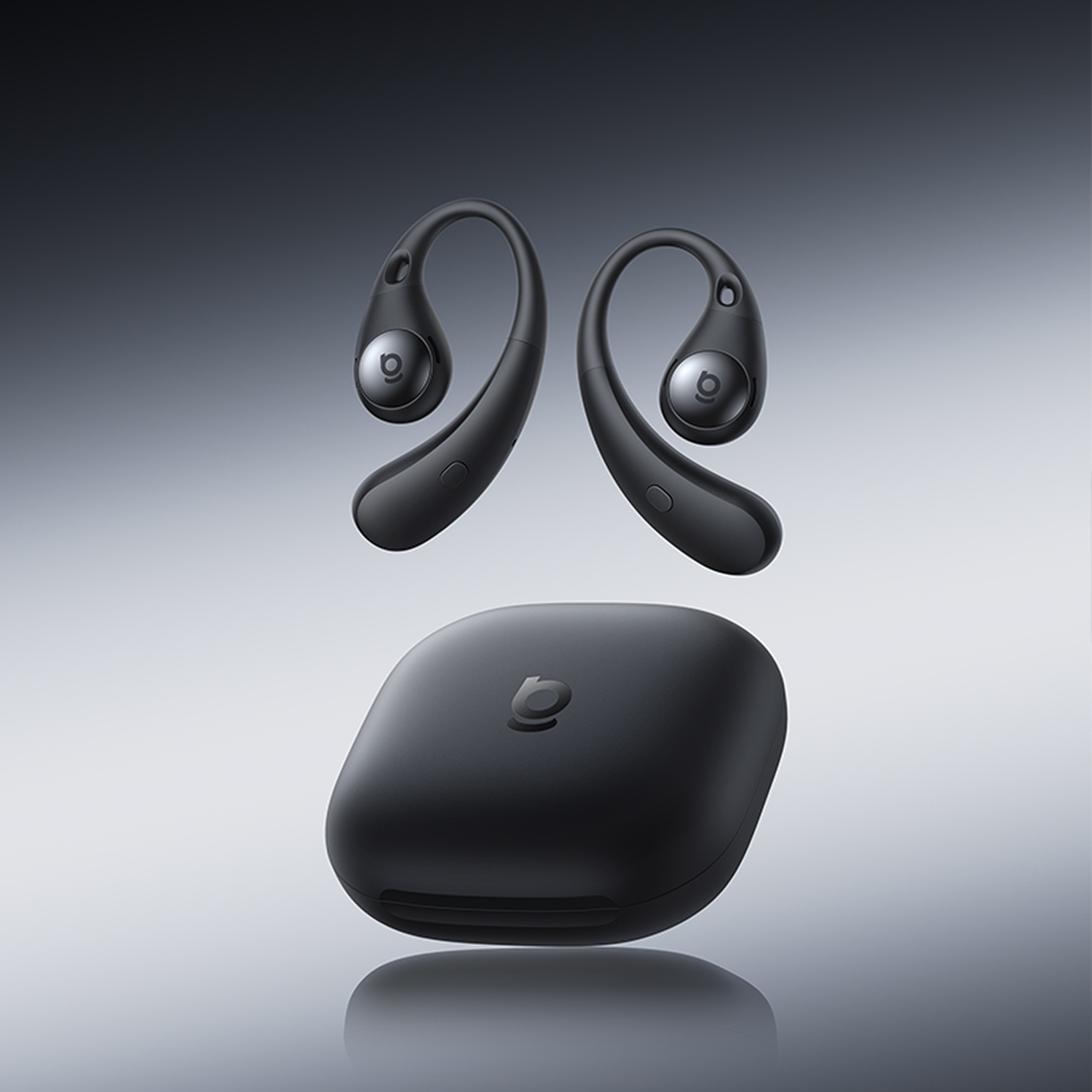 Auriculares inalámbricos negros y estuche de carga sobre un fondo degradado. Los auriculares tienen un diseño curvo con un logotipo.