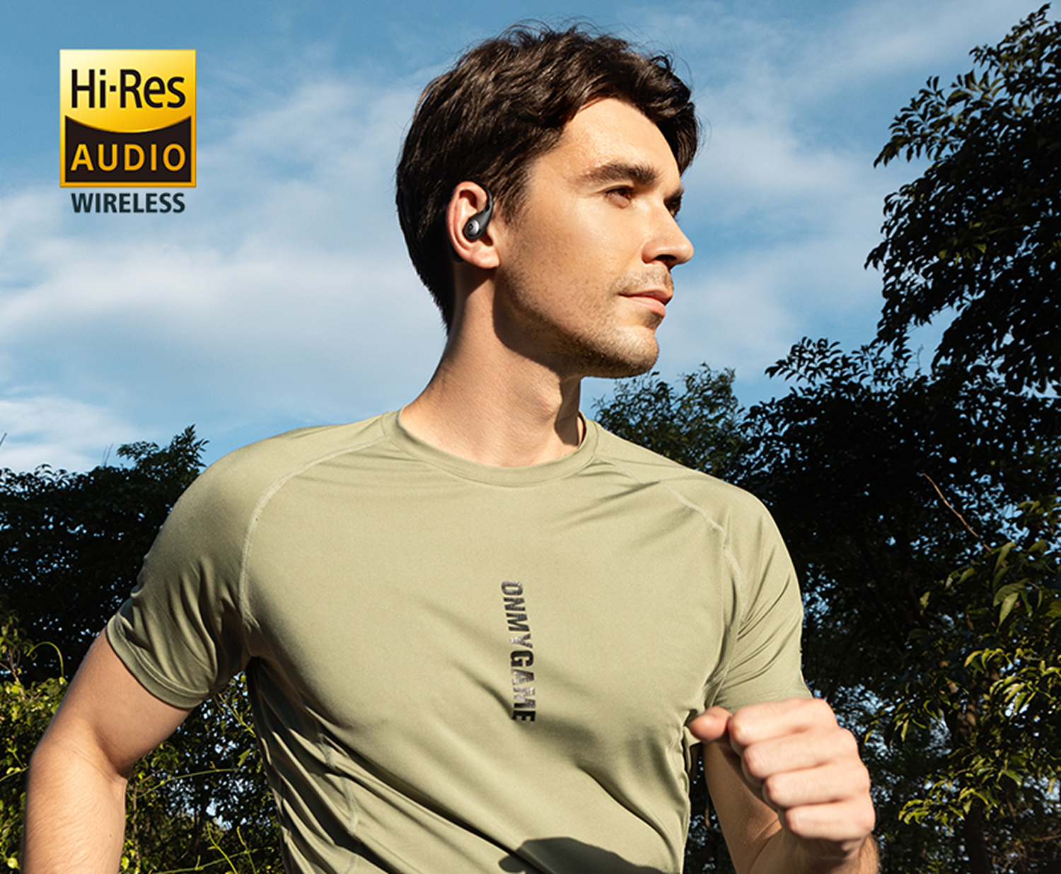 Un hombre corriendo al aire libre, usando auriculares y una camisa verde. El fondo incluye árboles y cielo azul. Logotipo de Hi-Res Audio.