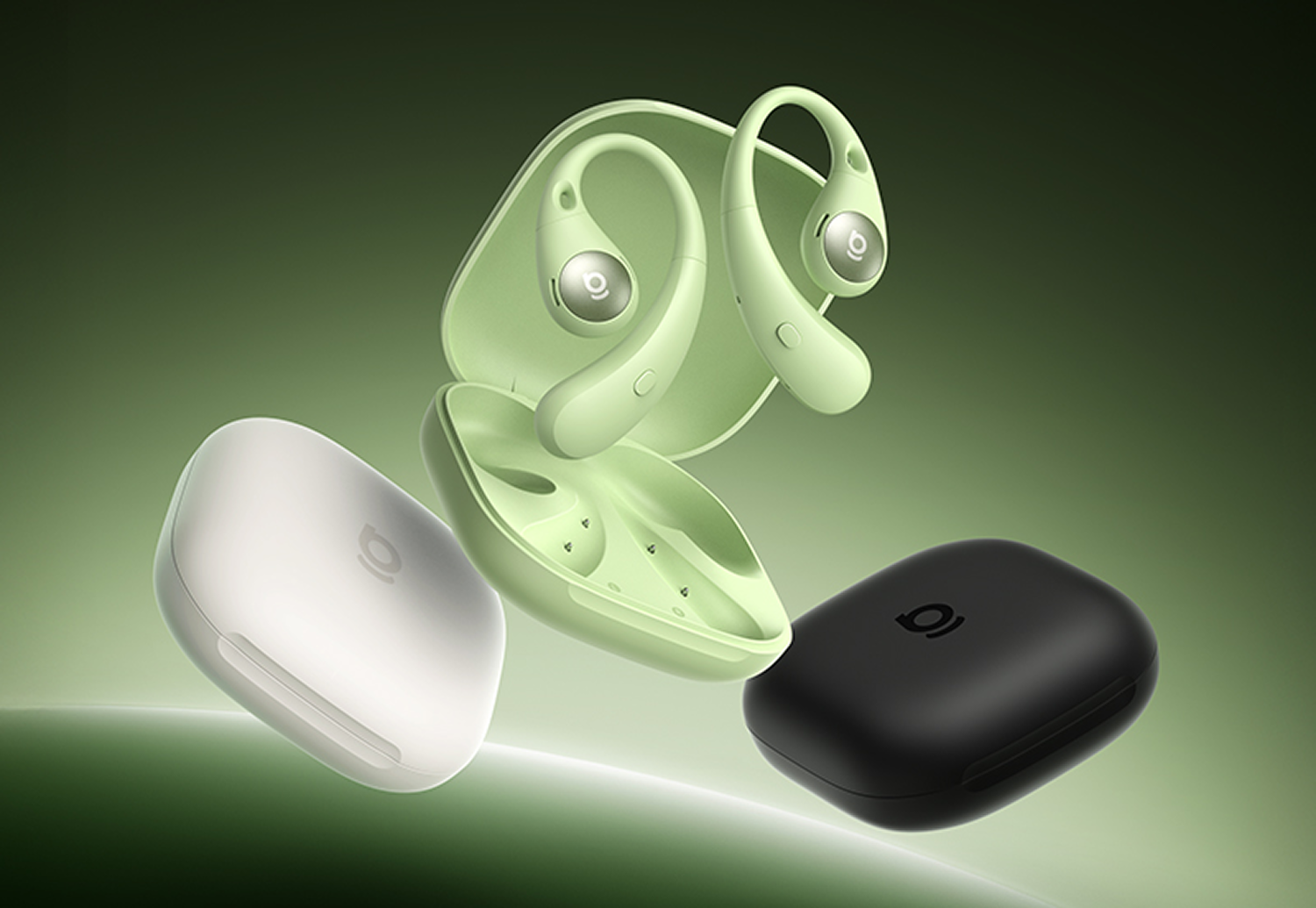 Auriculares y estuches en menta, blanco y negro flotan sobre un fondo verde degradado. Los auriculares están abiertos en el estuche.