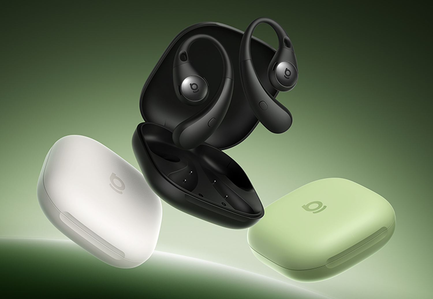 Juego de auriculares negros con estuches de carga blancos y verdes sobre fondo verde degradado.