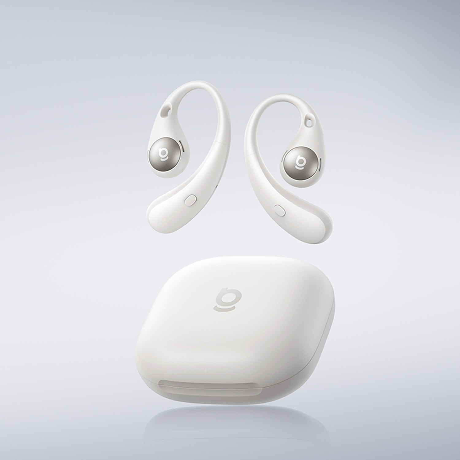 Auriculares inalámbricos blancos y estuche de carga. Los auriculares tienen detalles plateados. Estuche y auriculares muestran un logo circular.