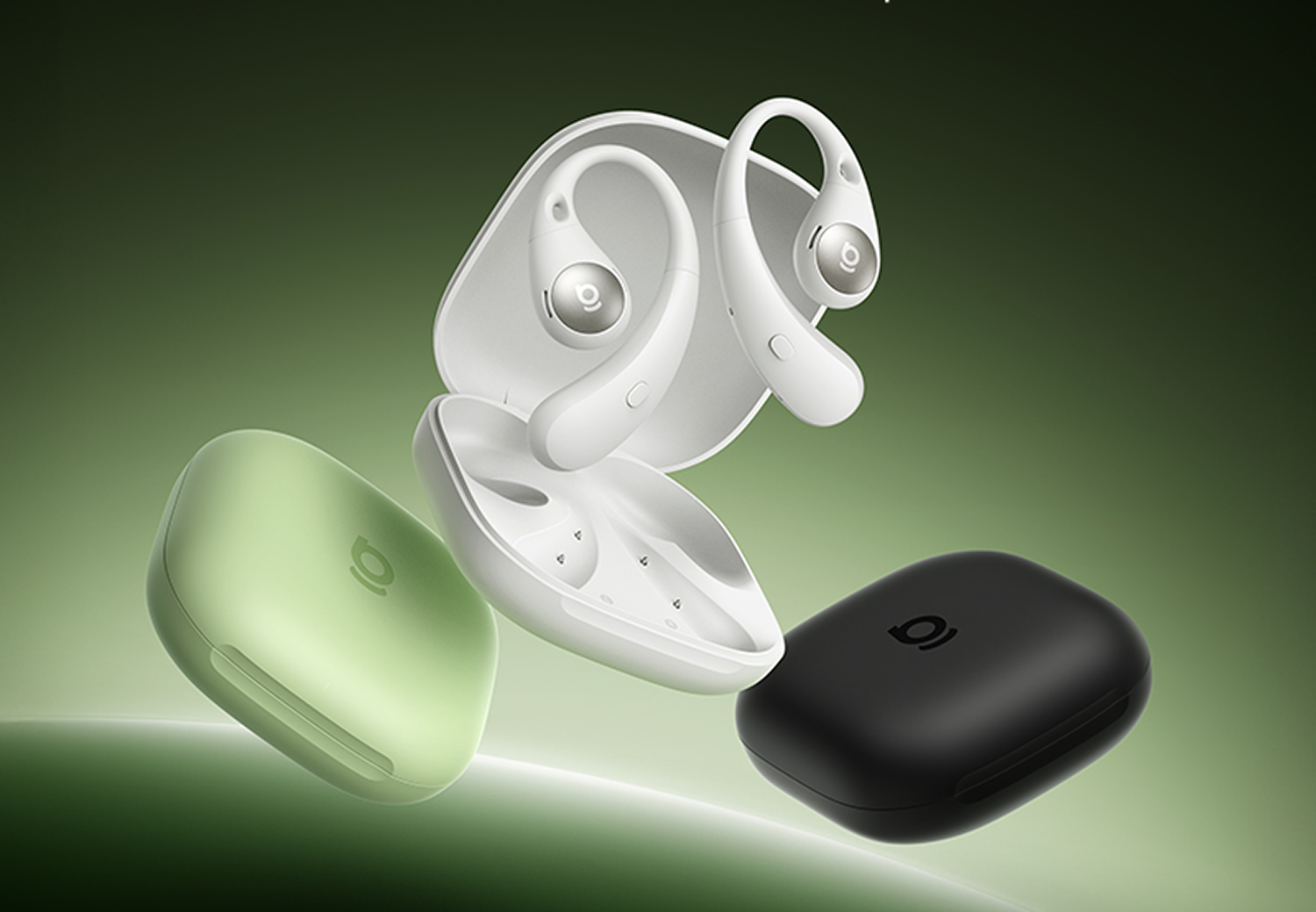 Auriculares inalámbricos blancos con estuches de carga en verde, blanco y negro sobre un fondo verde.