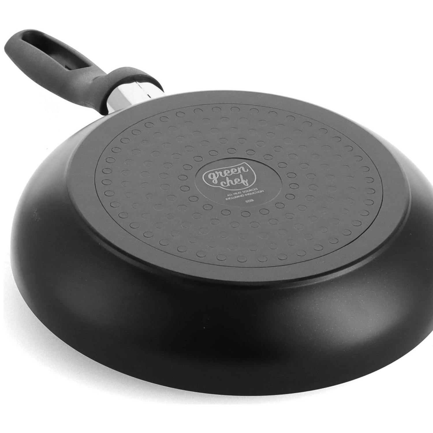Une poêle noire avec une poignée. Le fond porte un logo 'green chef'. La poignée est noire avec une fixation argentée.