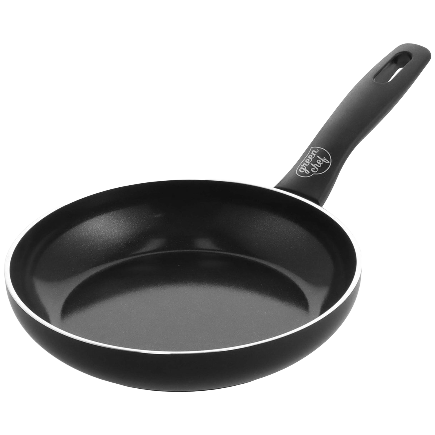 Een zwarte koekenpan met een handvat. Het heeft een witte rand en de woorden 'green chef' op het handvat. De achtergrond is wit.