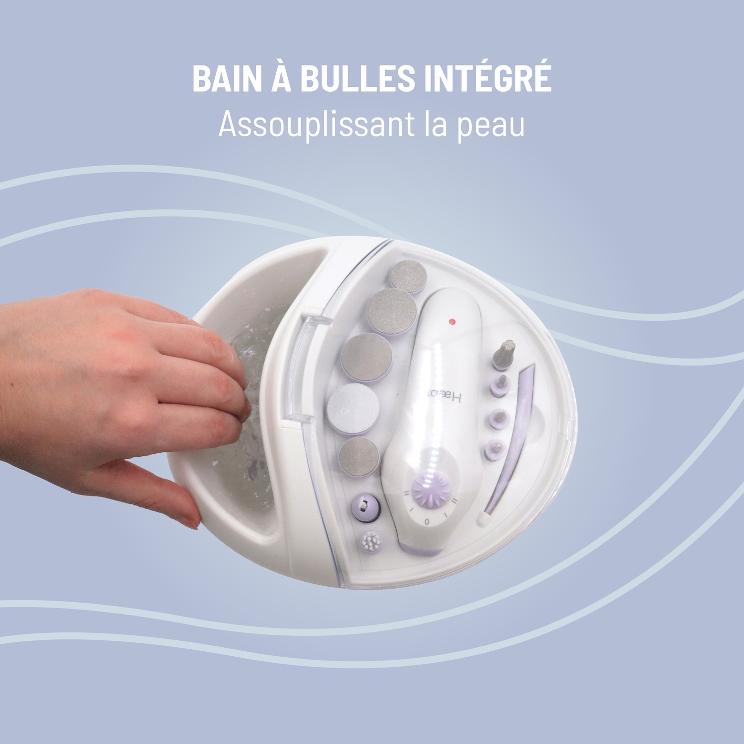 Un bain de pieds blanc avec accessoires. Une main y place un pied. Le texte ci-dessus indique 'bain à bulles intégré, adoucissant la peau'.