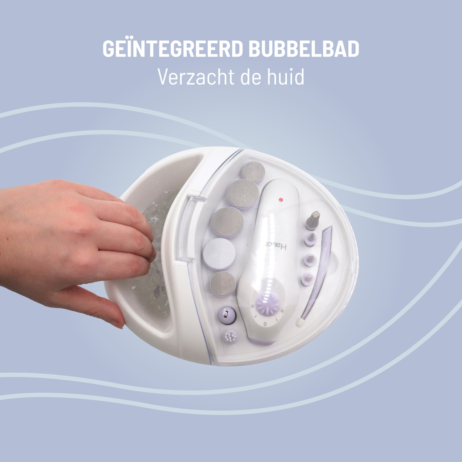 Een hand plaatst een voet in een witte voetenbad met diverse tools. De tekst luidt 'Geïntegreerd bubbelbad' en 'Verzacht de huid'.