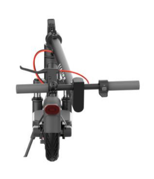 Złożona szara hulajnoga elektryczna, czerwony przewód hamulcowy, czarna kierownica i czerwone światło tylne na białym tle.