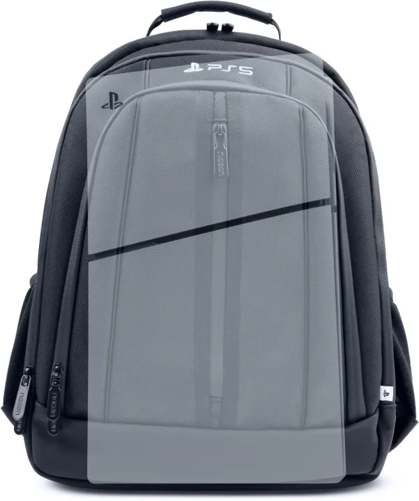 Ein grauer Rucksack mit PlayStation-Logo und 'PS5'-Text. Er hat eine Vordertasche, Reißverschlüsse und einen Griff oben.