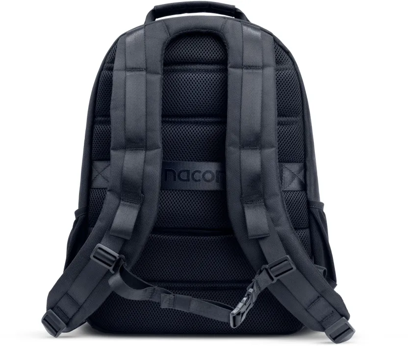 Schwarzer Rucksack auf weißem Hintergrund. Mit gepolstertem Rücken und Trägern sowie einem Griff oben. Der Markenname ist sichtbar.