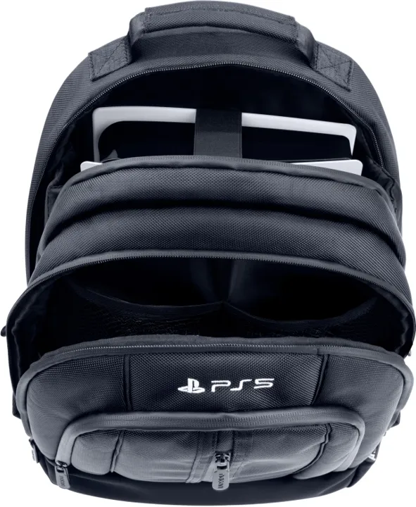 Offener schwarzer Rucksack mit einem weißen Tablet darin. Das PS5-Logo ist auf der Vorderseite zu sehen.
