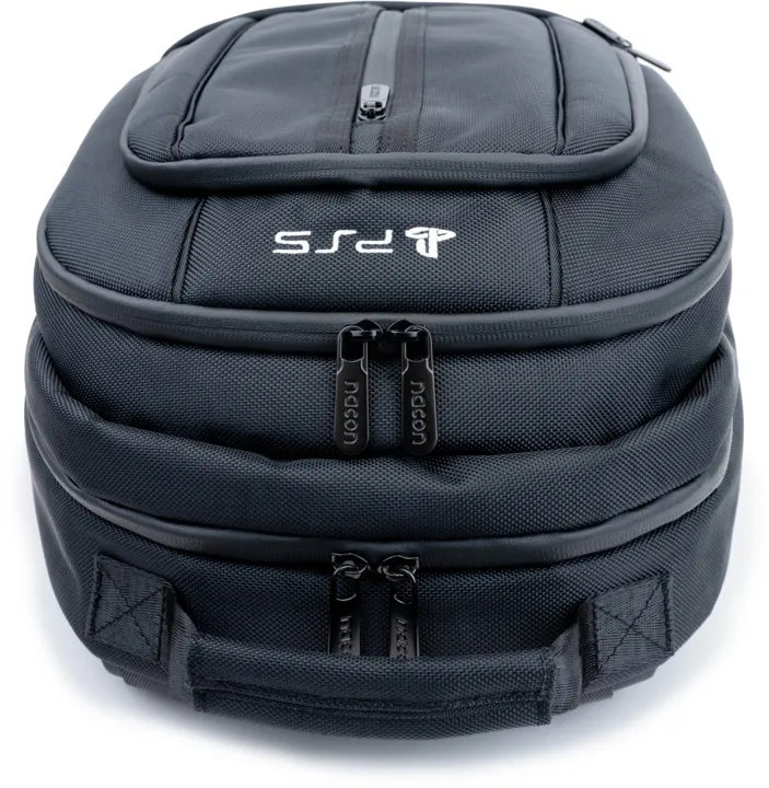 Ein schwarzer Rucksack mit PS5-Logo und Reißverschlüssen. Er hat einen oberen Griff und steht vor weißem Hintergrund.