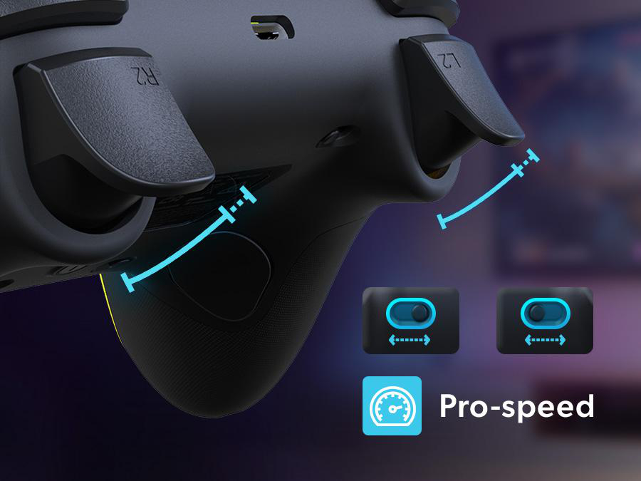 Nahaufnahme eines schwarzen Gamecontrollers mit den Tasten R2 und L2. Symbole zur Geschwindigkeitsanpassung und Text 'Pro-Speed'.