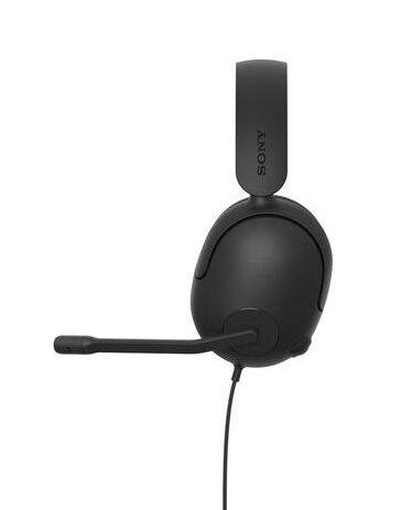 Czarny zestaw słuchawkowy Sony z mikrofonem rozciągającym się w lewo. Zestaw słuchawkowy spoczywa na białym tle.