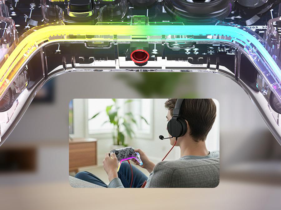 Eine Person mit Headset spielt ein Spiel mit einem Controller. Der Controller und ein durchsichtiges Kunststoffgerät leuchten farbig.