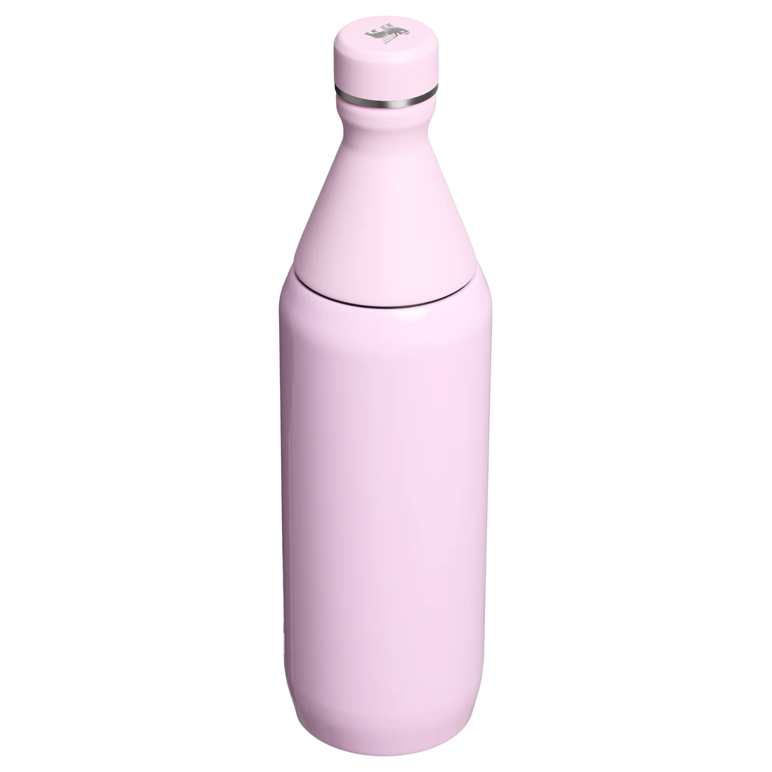 Siyah zemin üzerinde pembe bir su şişesi. Şişenin üst kısmında gümüş bir halka ve uyumlu pembe bir kapağı var.