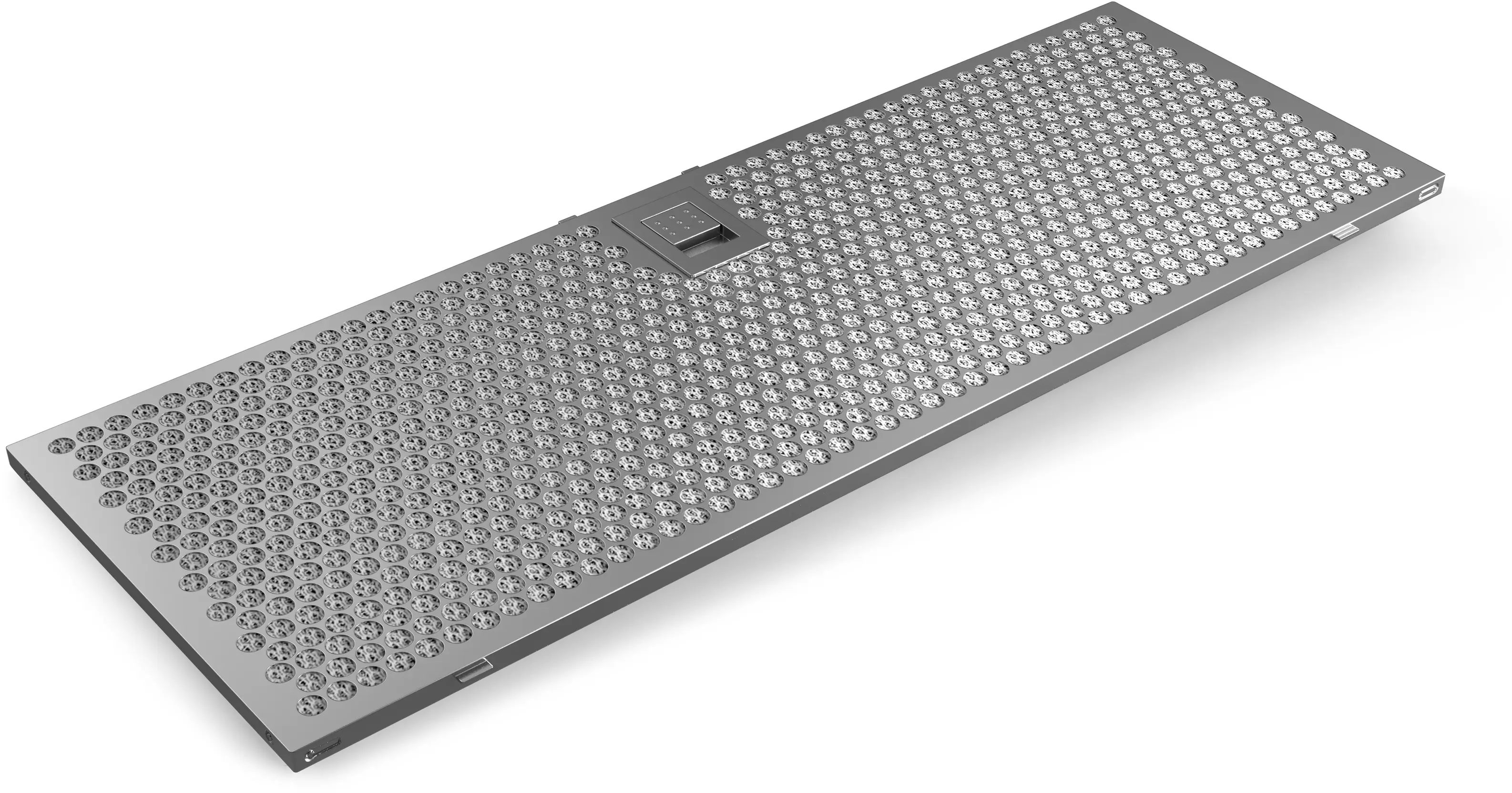 Un filtro metálico de campana extractora. Es rectangular con muchos agujeros pequeños. Un panel de control está en el medio.