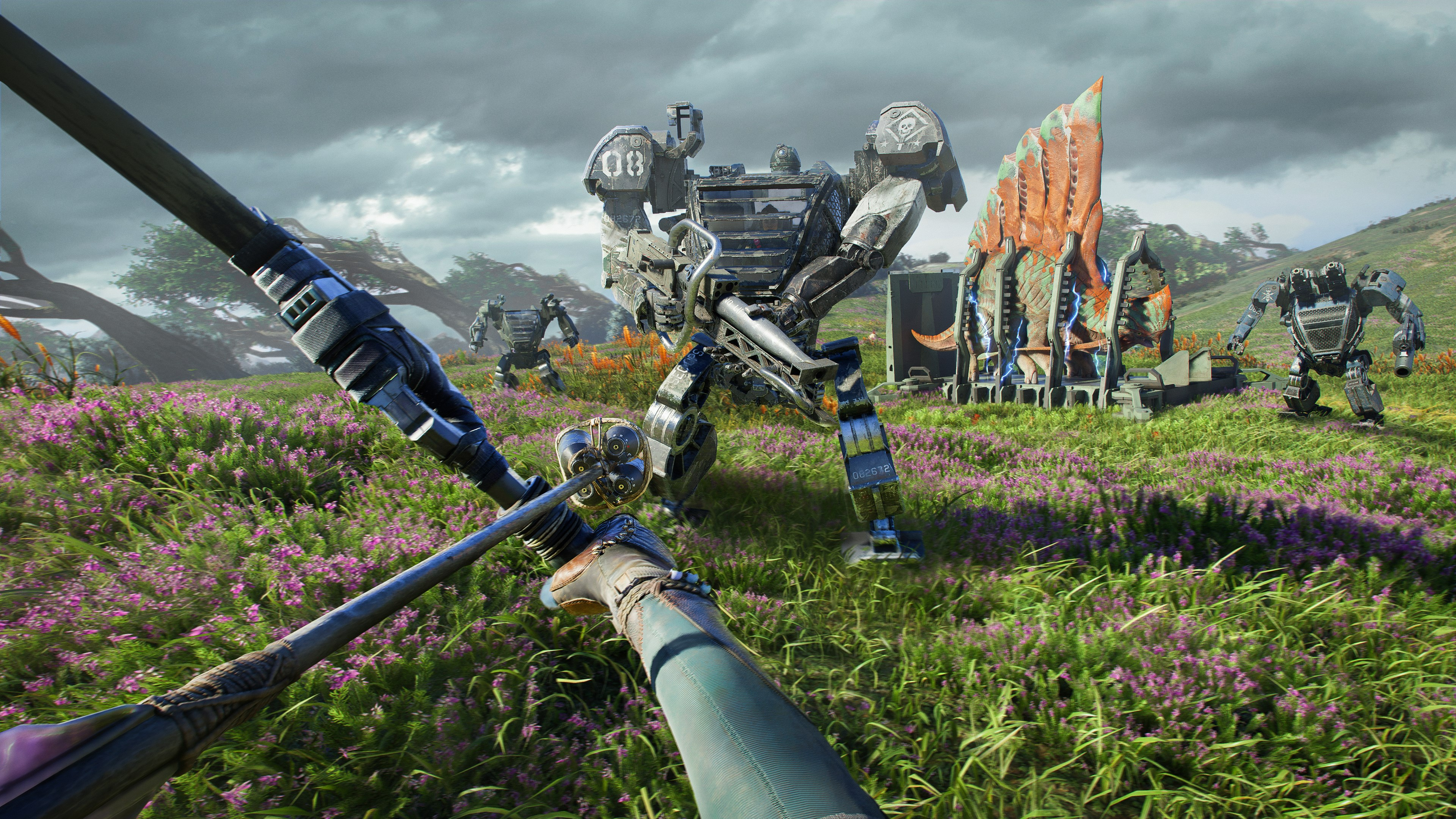 Robot in un campo di fiori viola. Una persona tiene un'arma. Cielo nuvoloso e strutture futuristiche sullo sfondo.