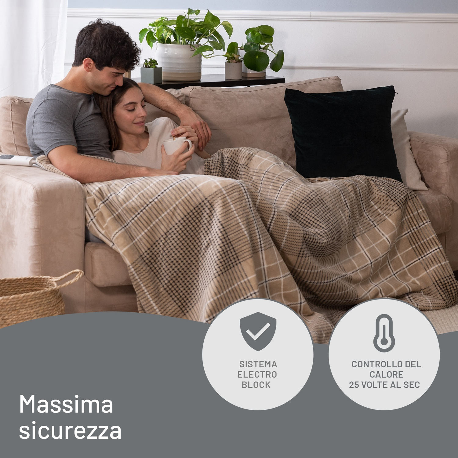Una coppia è seduta su un divano beige sotto una coperta a quadri, tenendo una tazza. Le piante sono su una mensola dietro di loro. Vengono visualizzate icone di sicurezza.