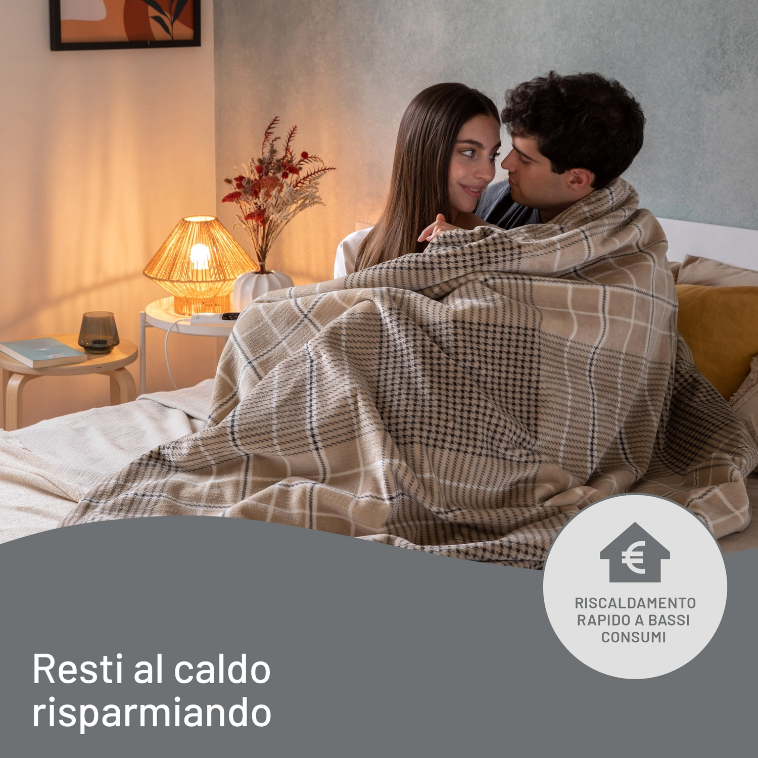 Una coppia è coperta da una coperta su un letto. Una lampada è su un comodino. Testo: Resta al caldo, risparmiando.