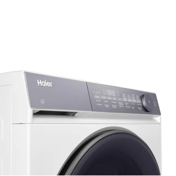 Una lavadora Haier blanca con un panel de control gris. El panel muestra un reloj digital y varias opciones de programa.