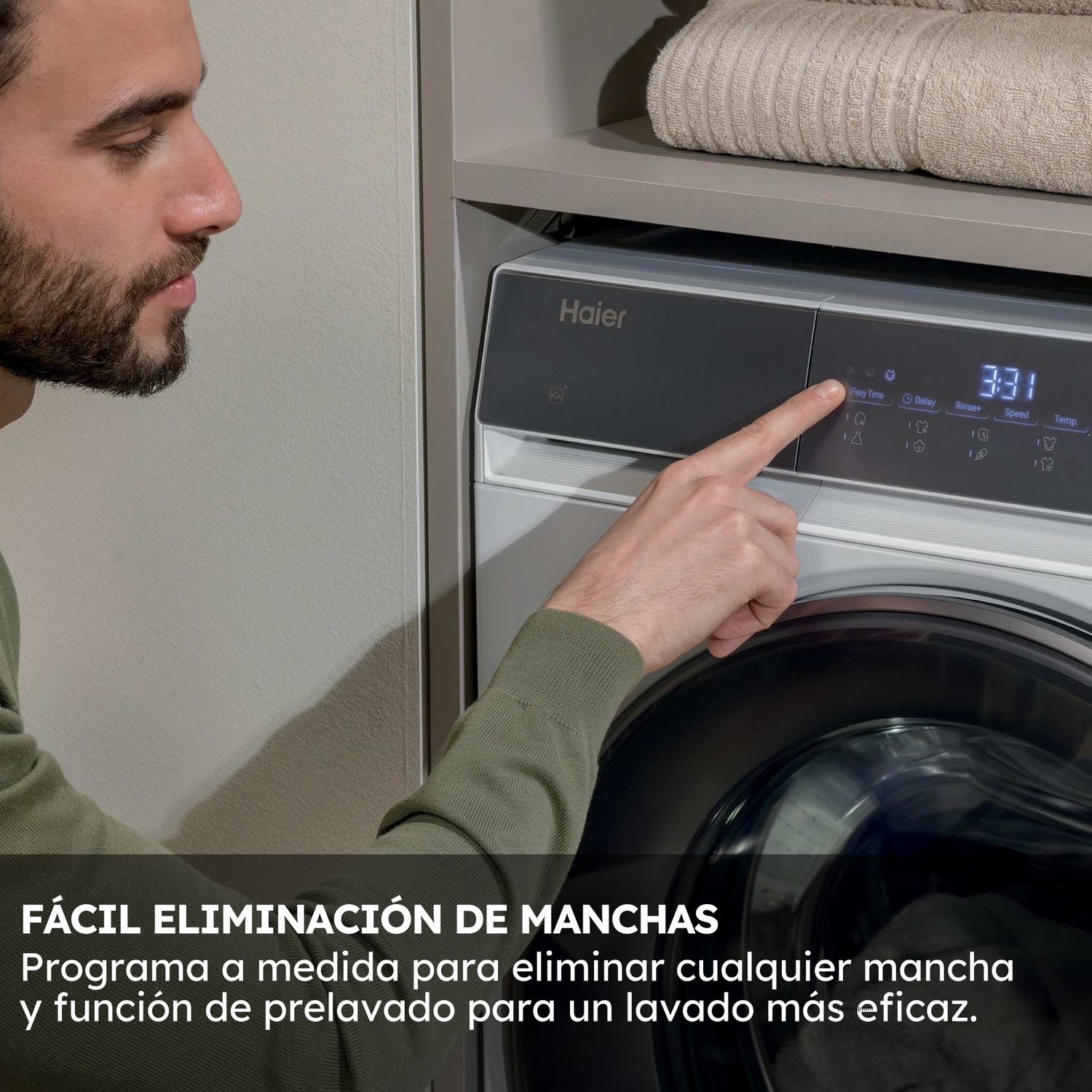 Un hombre señala el panel de control de una lavadora Haier. El panel muestra un temporizador y varias opciones de ciclo de lavado.