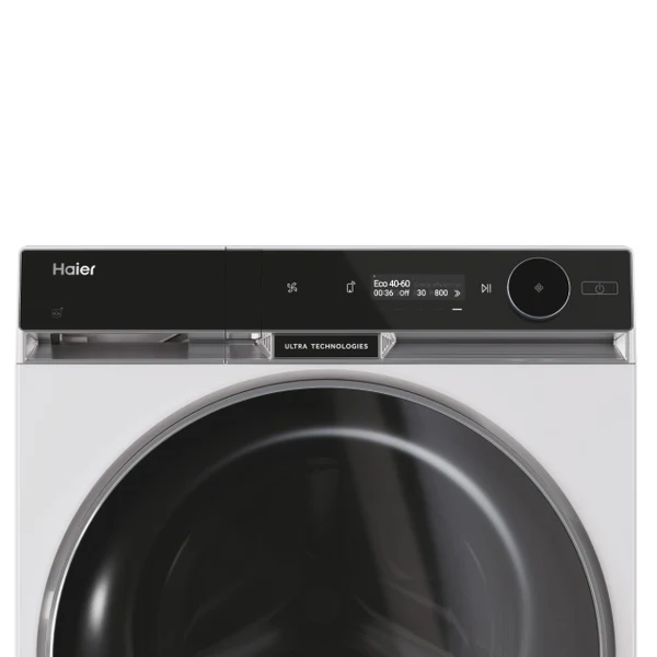 Una lavadora Haier blanca. Tiene un panel de control negro con una pantalla, botones y una perilla circular. La puerta es redondeada.