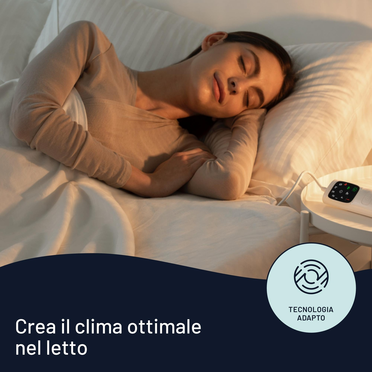 Una donna dorme pacificamente su un letto bianco. Un dispositivo poggia su un comodino. Il testo recita: Crea il clima ottimale nel letto.