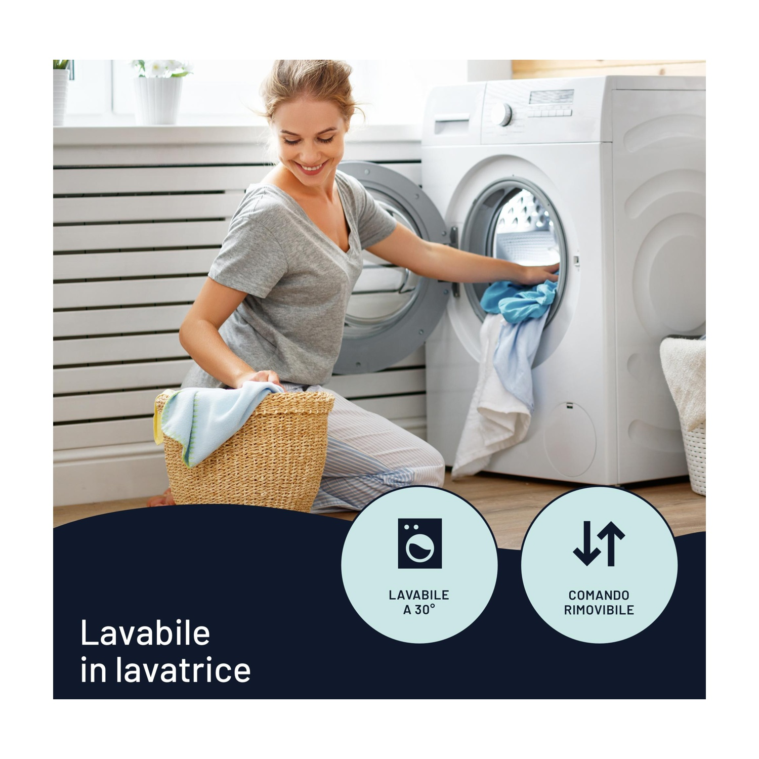 Donna che mette i vestiti nella lavatrice. Un cesto di vimini con vestiti sul pavimento. Testo: Lavabile in lavatrice, Lavabile a 30°.
