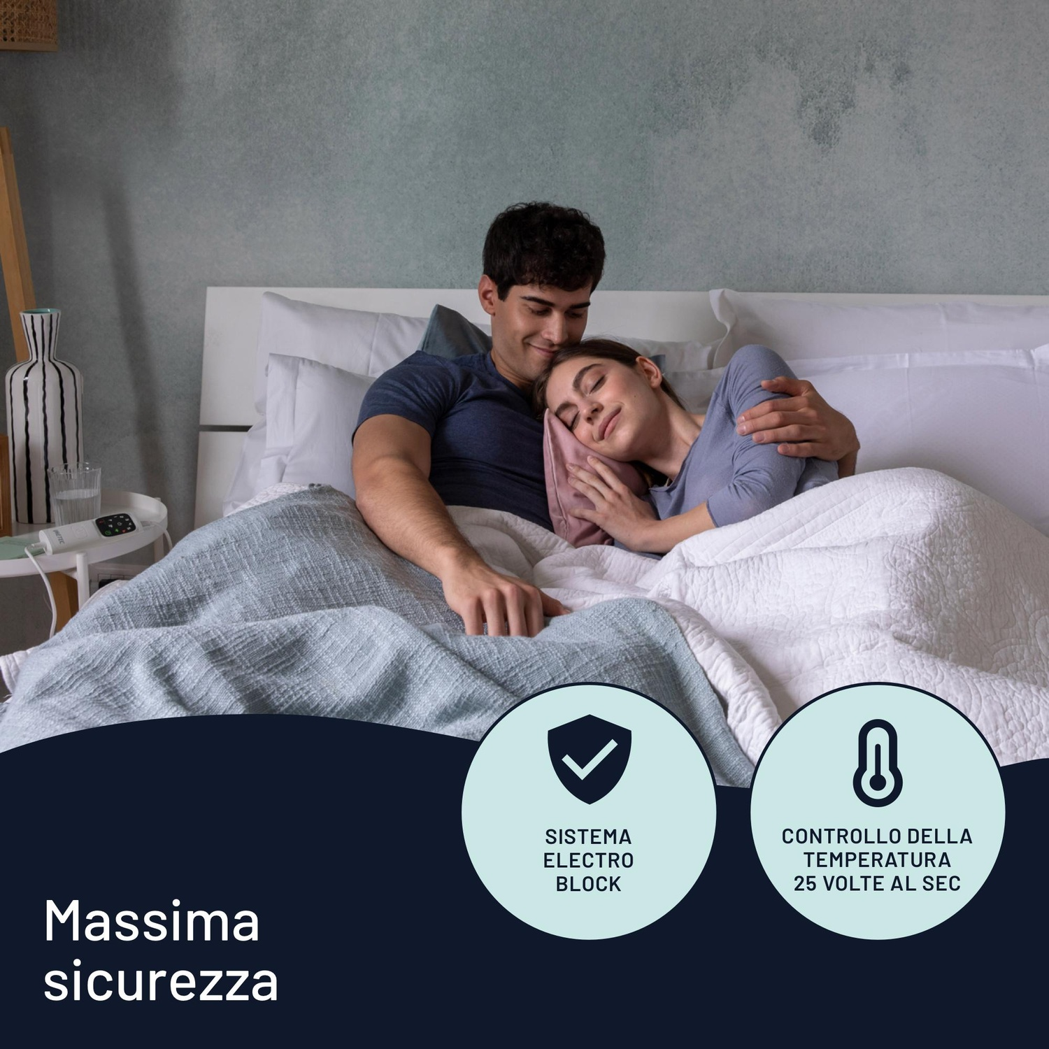 Una coppia si abbraccia a letto. La donna dorme, con la testa sul cuscino. L'uomo sorride. Testo: Massima sicurezza, Electro Block e Controllo temperatura.