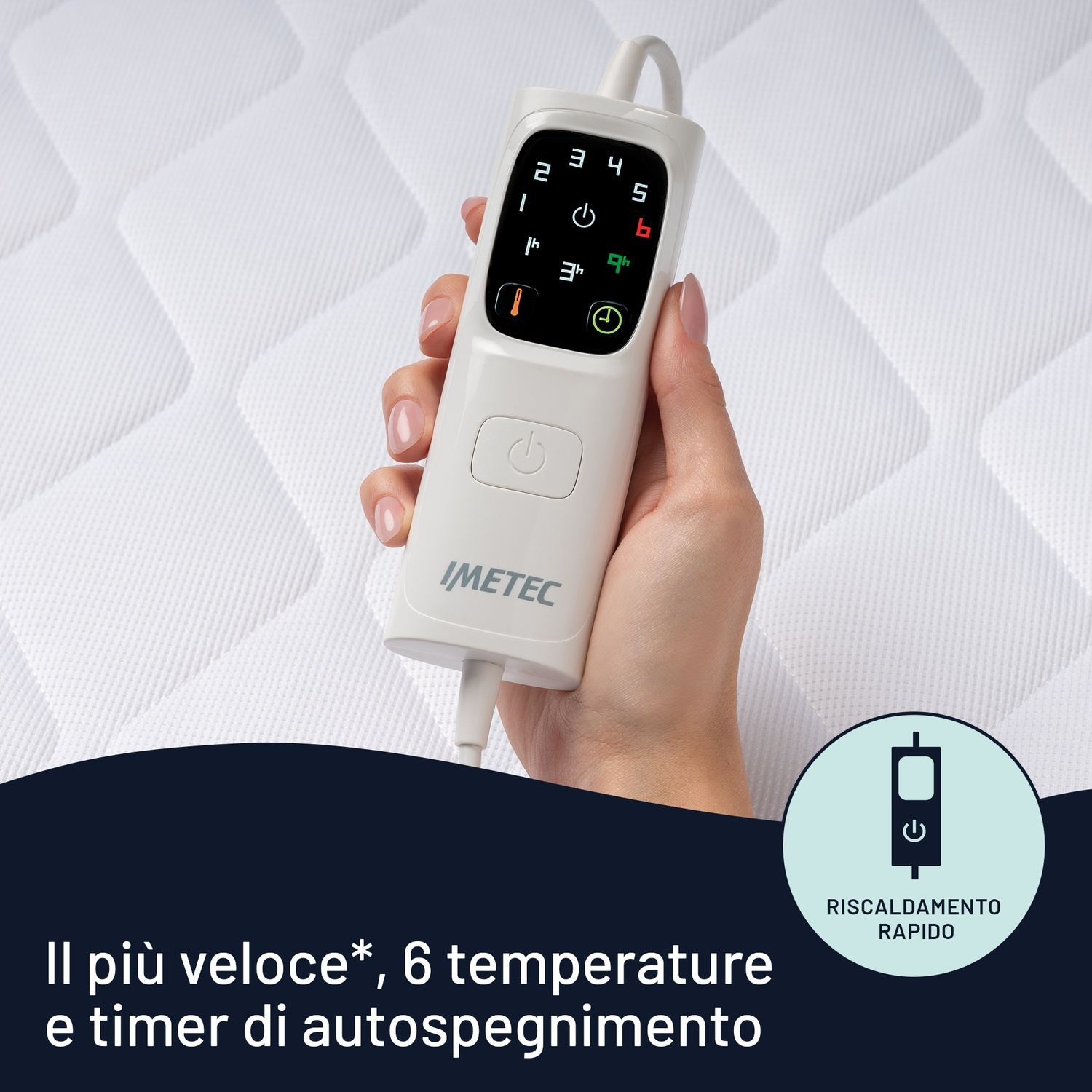 Una mano tiene un pannello di controllo bianco con numeri e simboli. Il pannello è etichettato IMETEC. Un pulsante dice 'Riscaldamento rapido'.